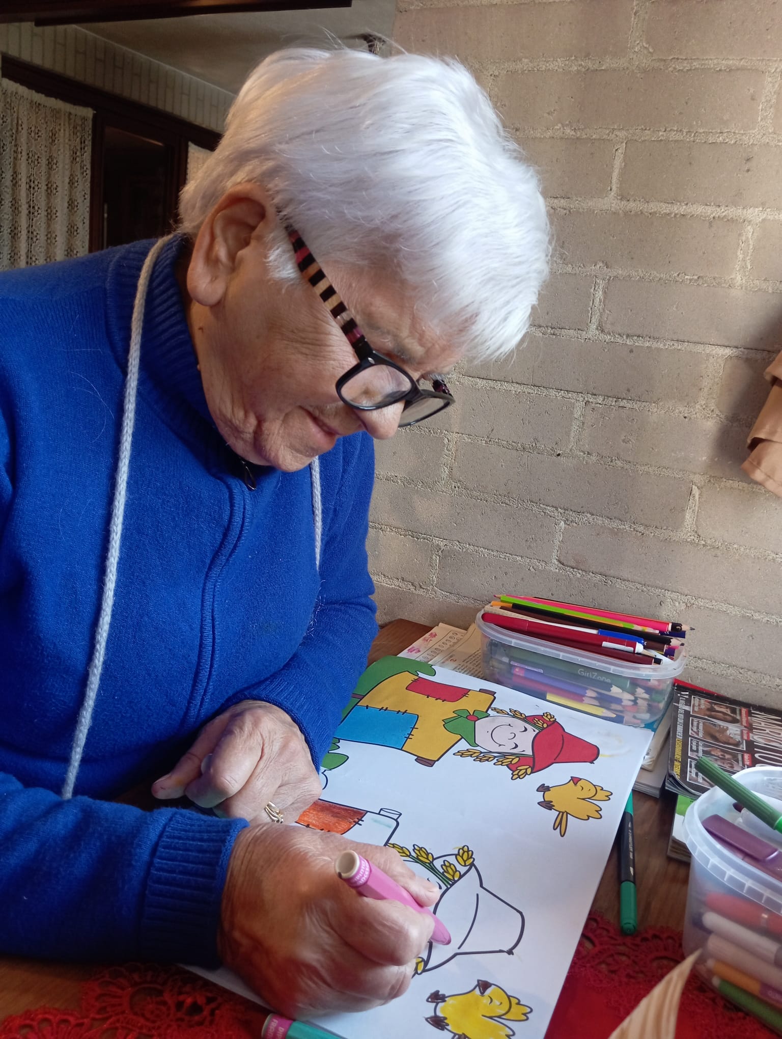 Momento conviviale nella casa famiglia a Lein&igrave;