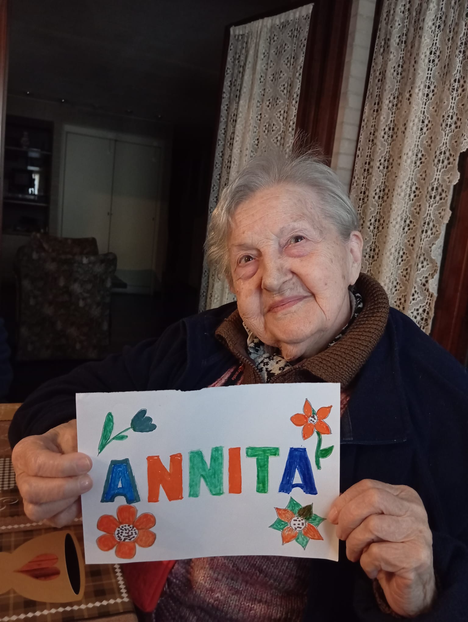 Ospite impegnata in un laboratorio di pittura a Villa Roveglia